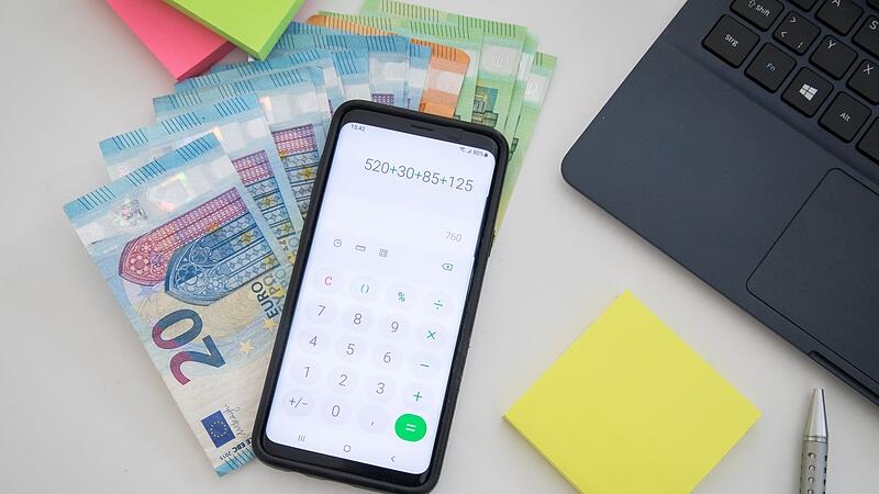 Taschenrechner-App auf Geldscheinen