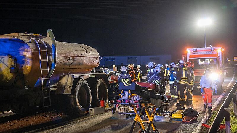 Auto kracht in Traktor-Gespann bei Oberhaid Auto kracht in Traktor-Gespann bei Oberhaid