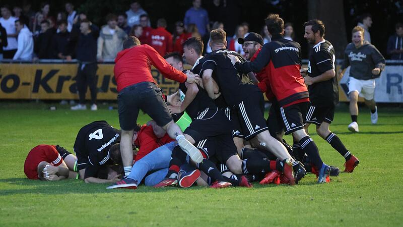 Die jubelnden Vestenbergsgreuther begraben ihren Keeper Florian Grohganz unter sich. Der 22-J&auml;hrige avancierte im Elfmeterschie&szlig;en zum Aufstiegshelden des TSV.Forchheim & Fr&auml;nkische Schweiz