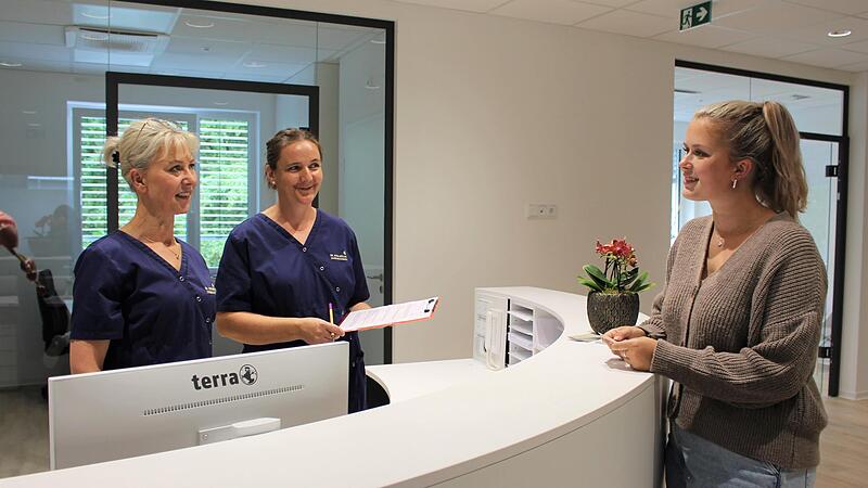 ie Zahn&auml;rztinnen Dr. Rena M&uuml;ller (v.l.) und Kollegin Sigrun Heck empfingen diese Woche bereits Patienten in der Praxis im Medzentrum Bad Br&uuml;ckenau.