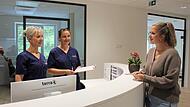 ie Zahnärztinnen Dr. Rena Müller (v.l.) und Kollegin Sigrun Heck empfingen diese Woche bereits Patienten in der Praxis im Medzentrum Bad Brückenau. ie Zahnärztinnen Dr. Rena Müller (v.l.) und Kollegin Sigrun Heck empfingen diese Woche bereits Patienten in der Praxis im Medzentrum Bad Brückenau.