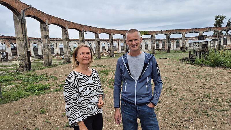 Der Lokschuppen in Bamberg ist vom Verfall bedroht: Eigent&uuml;mer Josef Badum zeigt der gr&uuml;nen Landtagsabgeordneten Ursula Sowa das Areal
