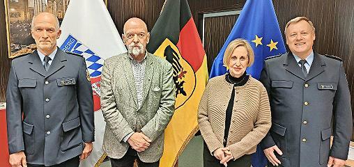 Zur offiziellen &Uuml;bergabe trafen sich (von links) Erster Polizeihauptkommissar Schlosser, der Gebietsreferent des Blutspendedienstes des Bayerischen Roten Kreuzes H. Popp, die Vorsitzende des Kinderschutzbundes A. Ackermann und Polizeidirektor Mike...