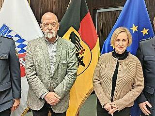 Zur offiziellen &Uuml;bergabe trafen sich (von links) Erster Polizeihauptkommissar Schlosser, der Gebietsreferent des Blutspendedienstes des Bayerischen Roten Kreuzes H. Popp, die Vorsitzende des Kinderschutzbundes A. Ackermann und Polizeidirektor Mike...