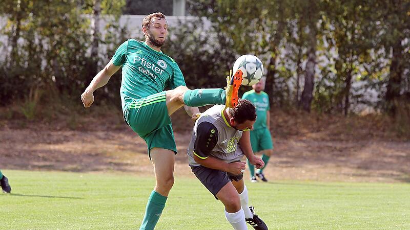 Hohes Bein oder den Kopf zu tief? Wie dem auch sei: Dem SV Zapfendorf um Andreas Ries (r.) ist bei der 0:4-Niederlage gegen den FC Baunach und Konstantin Koch der dringend ben&ouml;tigte Befreiungsschlag in der Kreisliga misslungen.