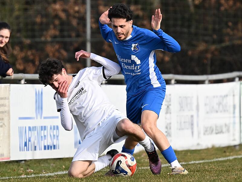 Herzogenaurachs Jassin Atchane  (l.) im Zweikampf mit H&uuml;seyin  S&ouml;nmez  von der  SpVgg Zeckern .