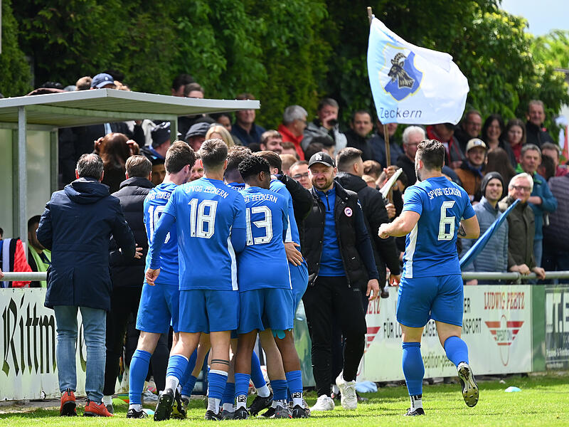 SpVgg Zeckern spielt Relegation zur Bezirksliga am Dienstag Groß war die Erleichterung in Zeckern am Samstag. Nach einem 0:2-Rückstand bucht die SpVgg doch noch die Relegation, tritt am Dienstag in Poppenreuth an.
