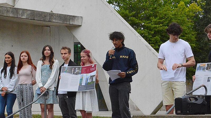 Die Schüler des P-Seminars präsentieren ihren Flyer zum Euthanasiedenkmal.