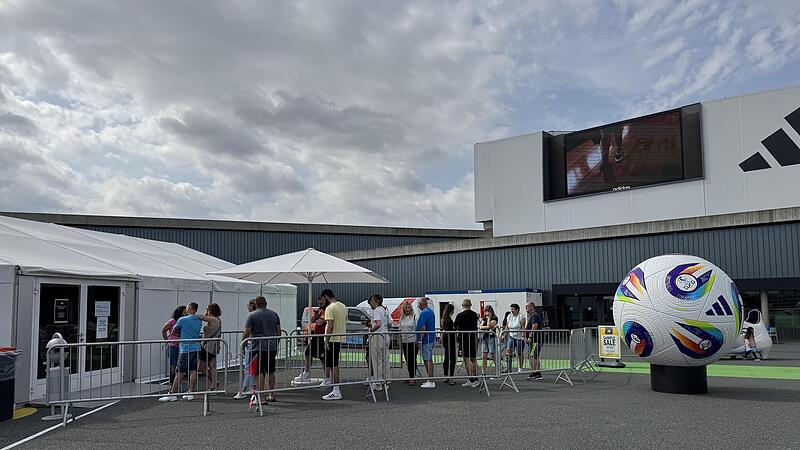 Die Outlets versuchten mit Sonderangeboten, die Besucher nach dem Altstadtfest anzulocken.