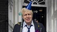 Die Wachsfigur von Boris Johnson im Madame Tussauds London wurde nach seinem Sieg bei den Londoner B&uuml;rgermeisterwahlen 2012 mit einem Party-Hut und Konfetti geschm&uuml;ckt. Die Polizei untersucht nun angebliche Lockdown-Partys in seinem Amtssitz.