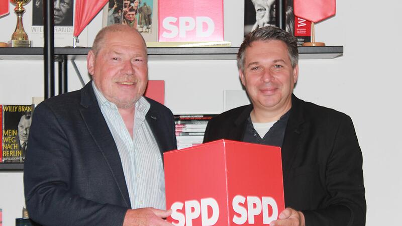 Der Se&szlig;lacher Carsten H&ouml;llein (rechts) ist neuer Vorsitzender des SPD-Unterbezirks Coburg/Kronach. Er l&ouml;st den Coburger Thomas Rausch ab.