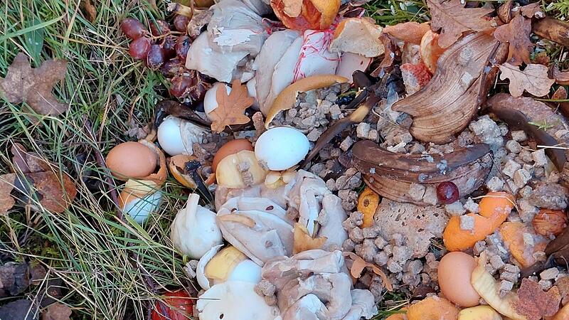 Schon seit knapp einem Jahr entsorgt ein Unbekannter in Elfershausen seine Lebensmittel regelm&auml;&szlig;ig im Stra&szlig;engraben.