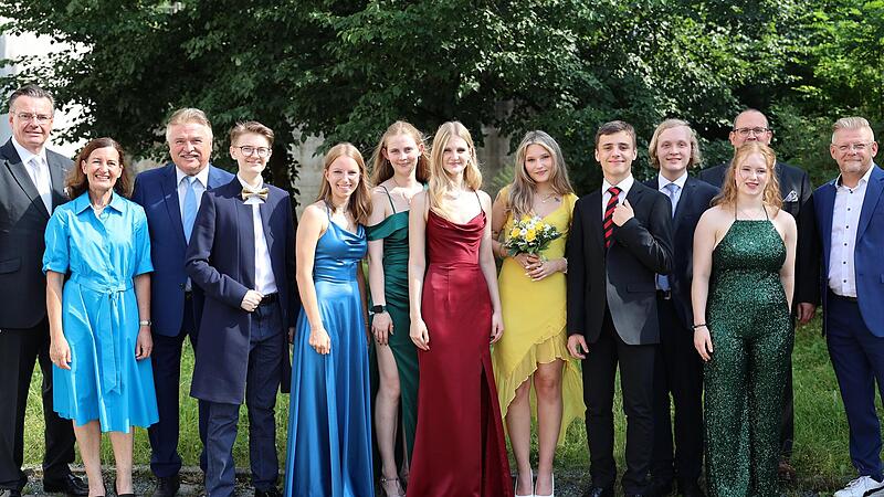 Schulleiter Horst Pfadenhauer, Elternbeiratsvorsitzende Monika Hofmann und Landrat Klaus Peter Söllner mit den Jahrgangsbesten Sophia Stoll, Alina Steinlein, Lina Hereth, Marlene Kraus, Phoebe Wallner, Jonathan Lormes, Tobias Grampp und Jule Cara ...