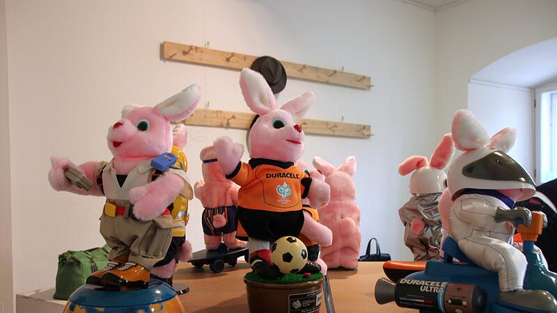 Eine Sammlung beinhaltet Stoffhasen der Batteriemarke Duracell.