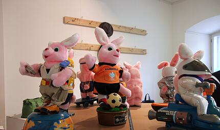 Eine Sammlung beinhaltet Stoffhasen der Batteriemarke Duracell.