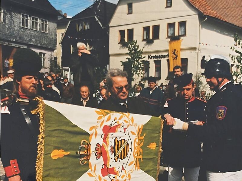 Spielmannszug Eisfeld Beim Eisfelder Kuhschwanzfest 1996 übergab Prinz Andreas die besondere Fahne an den Spielmannszug.