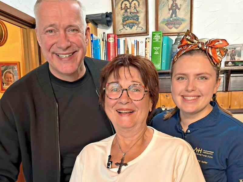Sternekoch Alexander Herrmann, Sonja Schr&uuml;fer, K&uuml;chenchefin Sandra Hofer in Sonja Schr&uuml;fers K&uuml;che in Wimmelbach.