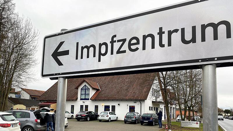 Ab Mai gibt es nur noch das Impfzentrum in Hofheim, das durch das Bayerische Rote Kreuz im Landkreis Haßberge betrieben wird. Ein Impfbus und mobile Teams sollen weitere günstige Impfangebote bieten. So will der Landkreis bis zum Herbst verfahren und bei Bedarf dann die Impfapparatur hochfahren können.