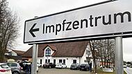 Ab Mai gibt es nur noch das Impfzentrum in Hofheim, das durch das Bayerische Rote Kreuz im Landkreis Haßberge betrieben wird. Ein Impfbus und mobile Teams sollen weitere günstige Impfangebote bieten. So will der Landkreis bis zum Herbst verfahren und bei Bedarf dann die Impfapparatur hochfahren können.