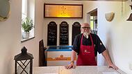Hier waren viele Kulmbacher schon einmal, um sich ein H&auml;hnchen zu holen: die Stra&szlig;enverkaufsstelle der Gastst&auml;tte &bdquo;Zum H&auml;hnchen-Wirt&ldquo;. Chef Norbert Bauernfeind geht demn&auml;chst in Rente und sucht einen Nachfolger. Kein leichtes Unterfangen, wie sich...