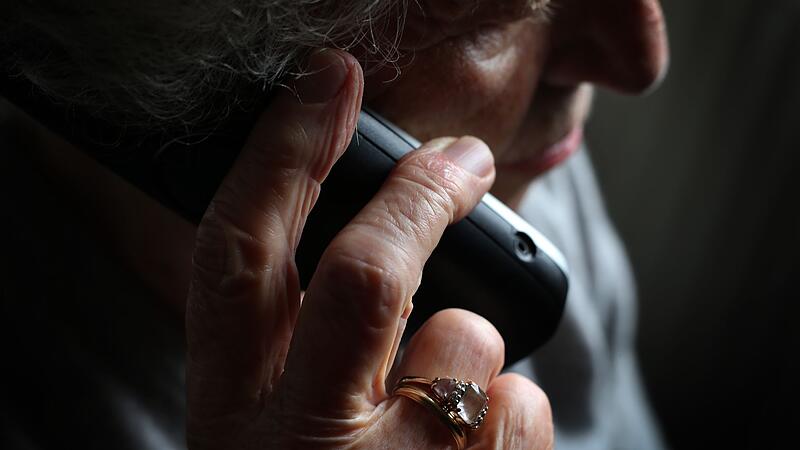 In Forchheim hat eine 87-Jährige nach einem Schockanruf eine große Summe Bargeld an eine noch unbekannte Täterin übergeben.