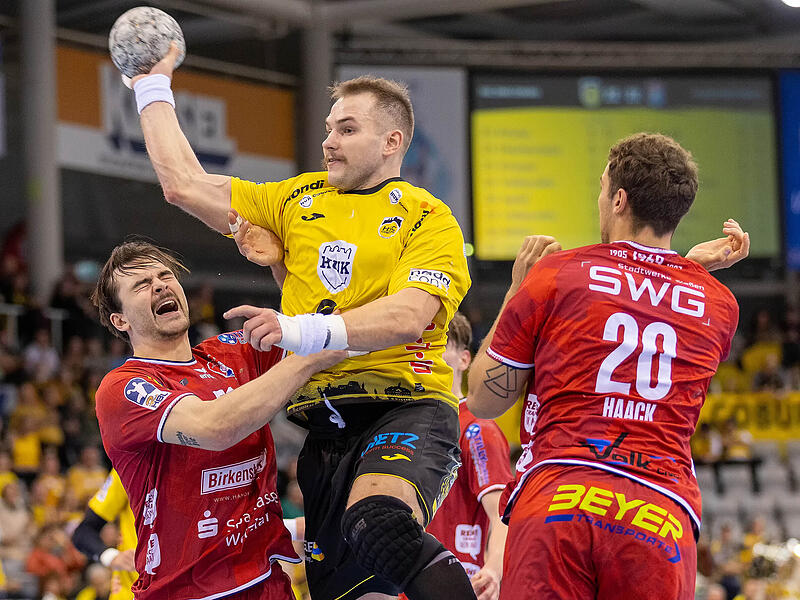 Kreisläufer und Co-Kapitän Bartlomiej Bis im Infight obenauf: Ein Sinnbild für das Spiel des HSC Coburg gegen Hüttenberg. Kreisläufer und Co-Kapitän Bartlomiej Bis im Infight obenauf: Ein Sinnbild für das Spiel des HSC Coburg gegen Hüttenberg.