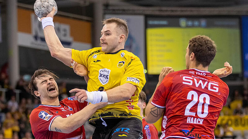 Kreisläufer und Co-Kapitän Bartlomiej Bis im Infight obenauf: Ein Sinnbild für das Spiel des HSC Coburg gegen Hüttenberg.