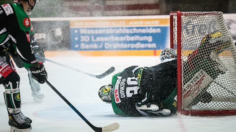 Benjamin Dirksen mit einem unfreiwilligen Gast im Tor: Lindaus Damian Schneider war in den H&ouml;chstadter Goalie gerauscht &ndash; doch der Puck ging vorbei.