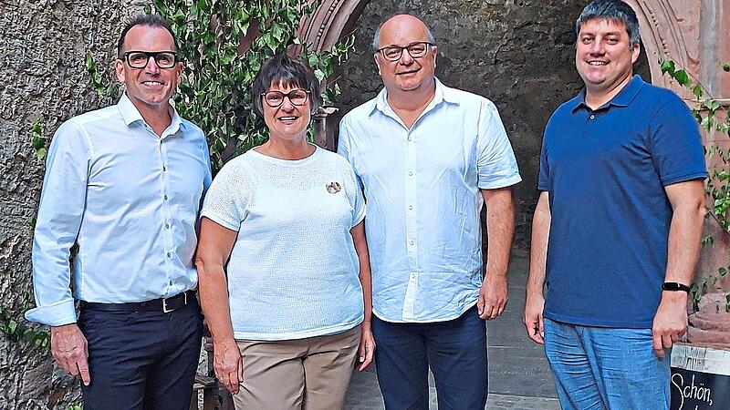 Fuchsstadts Bürgermeister René Gerner (von links), Karola und Elmar Schubert sowie Elfershausens Bürgermeister Heinrich Starrach. Dieter Densch Fuchsstadts Bürgermeister René Gerner (von links), Karola und Elmar Schubert sowie Elfershausens Bürgermeister Heinrich Starrach. Dieter Densch