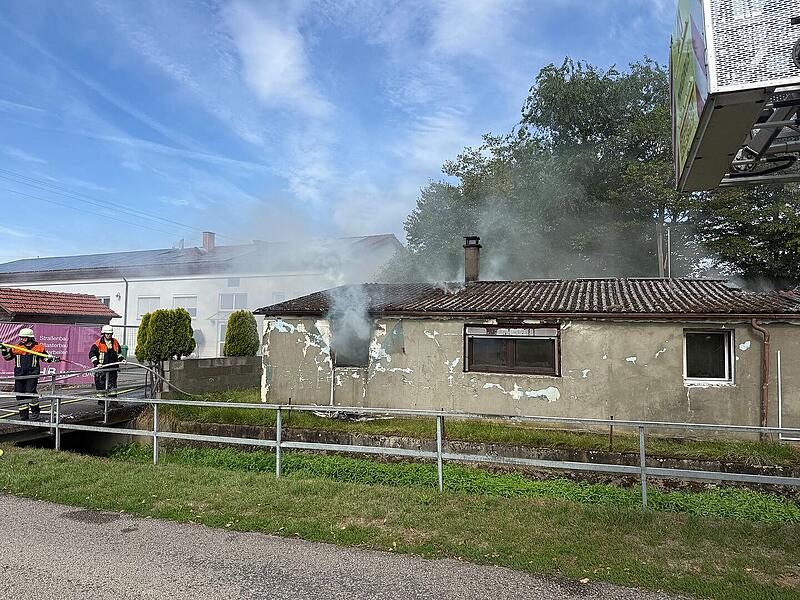 Brand in Bungalow: Gebäude nicht mehr bewohnbar; Bahnstrecke Bamberg–Haßfurt für Einsatzmaßnahmen gesperrt Brand in Bungalow: Gebäude nicht mehr bewohnbar; Bahnstrecke Bamberg–Haßfurt für Einsatzmaßnahmen gesperrt