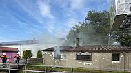 Brand in Bungalow: Gebäude nicht mehr bewohnbar; Bahnstrecke Bamberg–Haßfurt für Einsatzmaßnahmen gesperrt Brand in Bungalow: Gebäude nicht mehr bewohnbar; Bahnstrecke Bamberg–Haßfurt für Einsatzmaßnahmen gesperrt