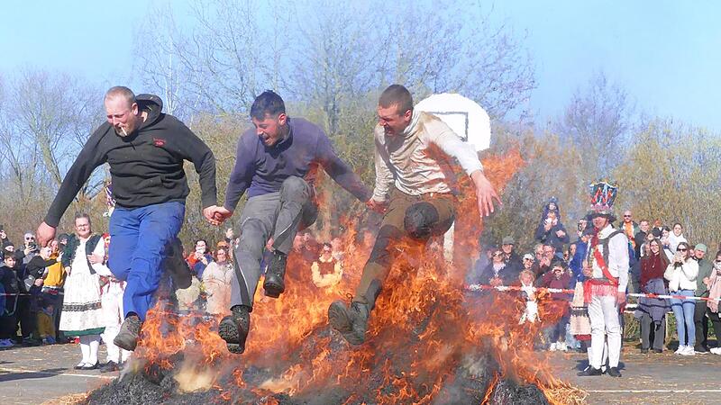Ein Sprung über das Feuer ist der Höhepunkt des Winteraustreibens in Baiersdorf. Ein Sprung über das Feuer ist der Höhepunkt des Winteraustreibens in Baiersdorf.