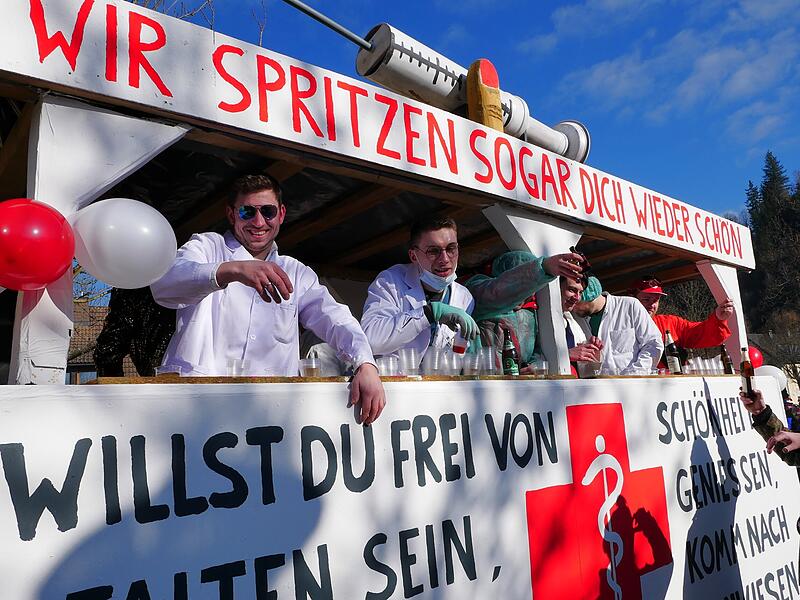 Faschingsumzug SteinwiesenSteinwiesener Faschingsnarren ziehen durch die Stra&szlig;en
