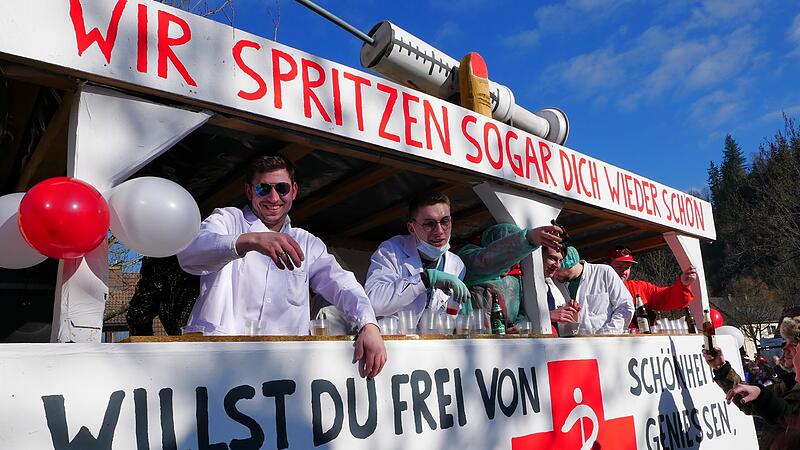 Faschingsumzug SteinwiesenSteinwiesener Faschingsnarren ziehen durch die Stra&szlig;en