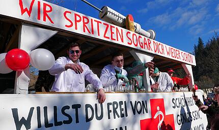 Faschingsumzug SteinwiesenSteinwiesener Faschingsnarren ziehen durch die Stra&szlig;en