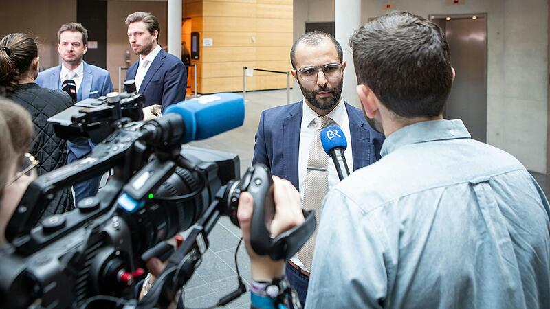 Großes Medieninteresse am Prozess um Mord an einem 14-Jährigen in Lohr: Der Würzburger Verteidiger Roj Kahlaf bleibt Anwalt des Angeklagten. Die Rechtsanwälte Alexander Stevens und Johannes Makepeace (links hinten) sind nicht mehr dabei.&nbsp;