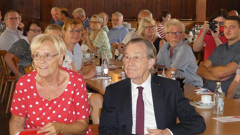 Franz Müntefering zog die Feier in Maroldsweisach einer Wahlkampf-Großveranstaltung in Bochum vor.Die ehemalige Vizepräsidentin des Deutschen Bundestages, Susanne Kastner, wurde zum Vorstandsmitglied ehrenhalber im SPD-Kreisverband Haßberge ernannt. Franz Müntefering zog die Feier in Maroldsweisach einer Wahlkampf-Großveranstaltung in Bochum vor.Die ehemalige Vizepräsidentin des Deutschen Bundestages, Susanne Kastner, wurde zum Vorstandsmitglied ehrenhalber im SPD-Kreisverband Haßberge ernannt.