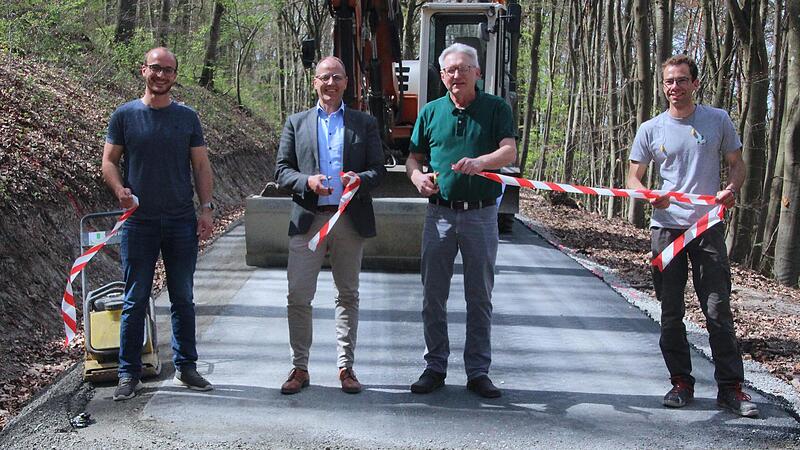 Unser Bild zeigt bei der Freigabe des neuen Teilstücks der Trimburg-Auffahrt (von links) den Bautechniker der Gemeinde Elfershausen, Adrian Schneider, Bürgermeister Johannes Krumm, den Geschäftsführer der ausführenden Baufirma Ullrich, August Schn...