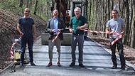 Unser Bild zeigt bei der Freigabe des neuen Teilstücks der Trimburg-Auffahrt (von links) den Bautechniker der Gemeinde Elfershausen, Adrian Schneider, Bürgermeister Johannes Krumm, den Geschäftsführer der ausführenden Baufirma Ullrich, August Schn...
