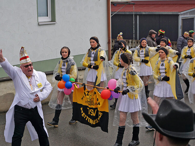 Zugf&uuml;hrer Schorsch J&uuml;ngling mit den Fahnenschwingern des United Dance Teams