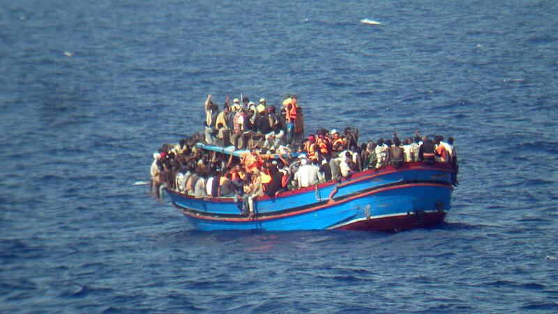 In einem Fischerboot &uuml;berquerte Omid Hasanzade das Mittelmeer. Insgesamt zwei Jahre war der Afghane auf der Flucht und erlebte Schreckliches. Das Symbolbild entstand 2014, aufgenommen von der italienischen Marine zwischen Sizilien und Nordafrika.