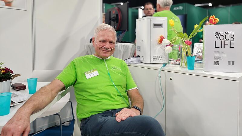 Dr. Franz-Josef Schingale, Gesch&auml;ftsf&uuml;hrer von MeySchi, stellt auf der Gesundheitsmesse Hydrogentherapie vor.
