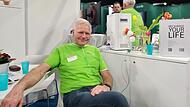 Dr. Franz-Josef Schingale, Geschäftsführer von MeySchi, stellt auf der Gesundheitsmesse Hydrogentherapie vor.