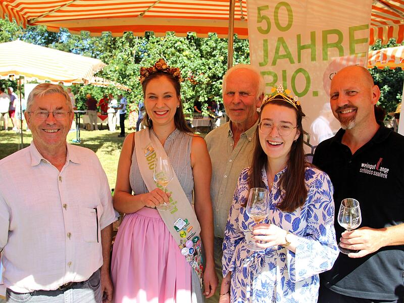 Auf 50 Jahre Bioweinbau stießen im Garten der Vogelsburg (von links) Gerhard Roth (Wiesenbronn), die Bayerische Bio-Königin Raphaela Lex, Helmut Christ (Nordheim), die fränkische Weinkönigin Lisa Lehritter und Thomas Lange (Vorsitzender des Vereins Fränkischer Ökowinzer) an. Auf 50 Jahre Bioweinbau stießen im Garten der Vogelsburg (von links) Gerhard Roth (Wiesenbronn), die Bayerische Bio-Königin Raphaela Lex, Helmut Christ (Nordheim), die fränkische Weinkönigin Lisa Lehritter und Thomas Lange (Vorsitzender des Vereins Fränkischer Ökowinzer) an.
