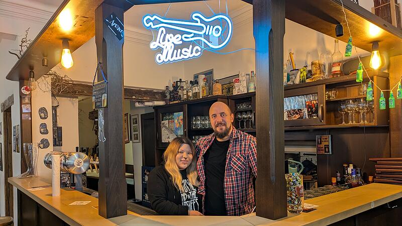 Die H&ouml;chstadter Musikkneipe T&ouml;pfla wurde mit dem ersten Preis "Musikkneipe des Jahres" von der GEMA geehrt.