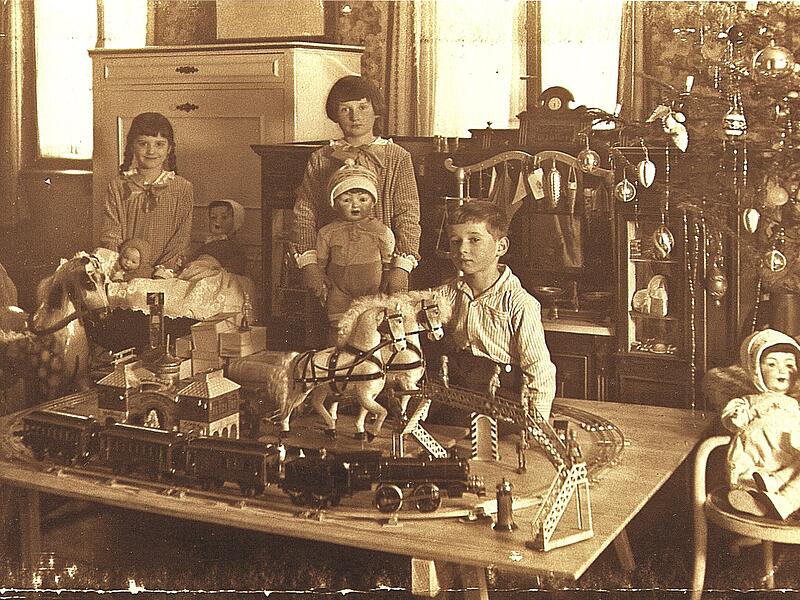 Weihnachten 1925 in der Spitalgasse 12: Das Christkind hat ein Kinderparadies geschaffen.