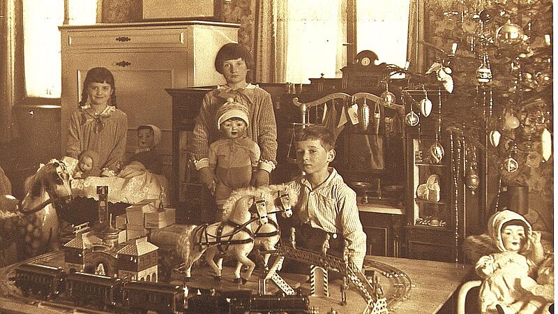 Weihnachten 1925 in der Spitalgasse 12: Das Christkind hat ein Kinderparadies geschaffen.