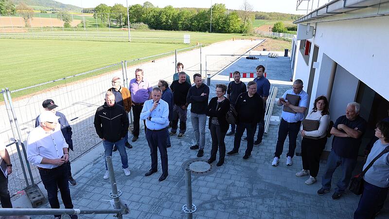 Die Ratsmitglieder verschaffen sich am  Sportzentrum in Eggolsheim einen &Uuml;berblick &uuml;ber den Baufortschritt am Geb&auml;ude und an den Au&szlig;enanlagen.