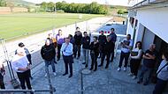 Die Ratsmitglieder verschaffen sich am  Sportzentrum in Eggolsheim einen &Uuml;berblick &uuml;ber den Baufortschritt am Geb&auml;ude und an den Au&szlig;enanlagen.