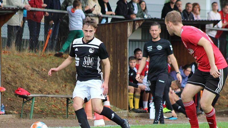 Der FC Coburg um Adrian Guhling kassierte in R&ouml;llbach den sp&auml;ten 3:3-Ausgleich.